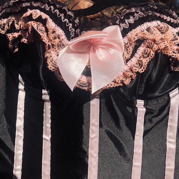 NWT PLUS SIZE Bustier black and pink satin ribbon details boned 4xl - Picture 4 of 6